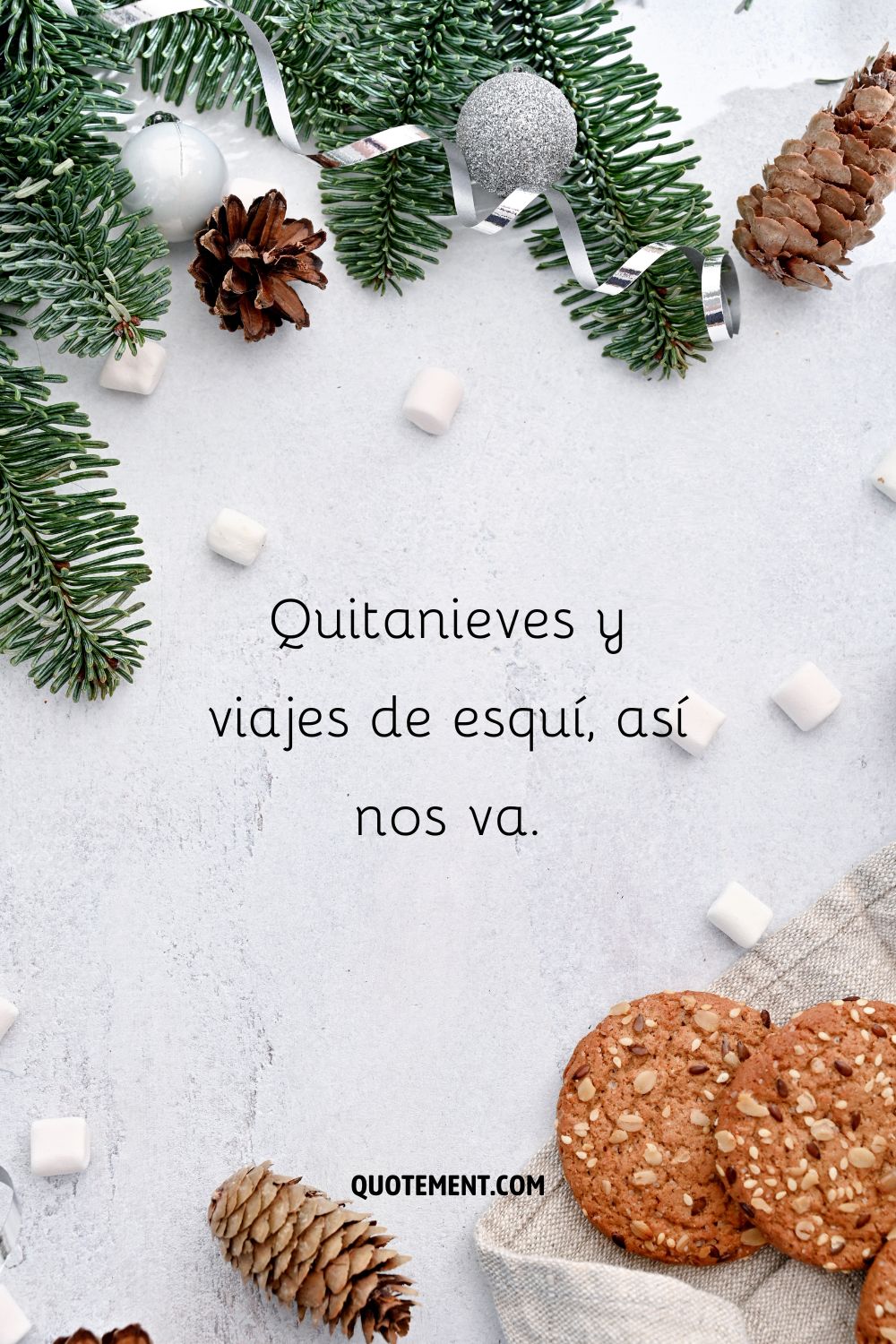 Decoraciones navideñas de ramas, adornos y piñas, acompañadas de malvaviscos y galletas