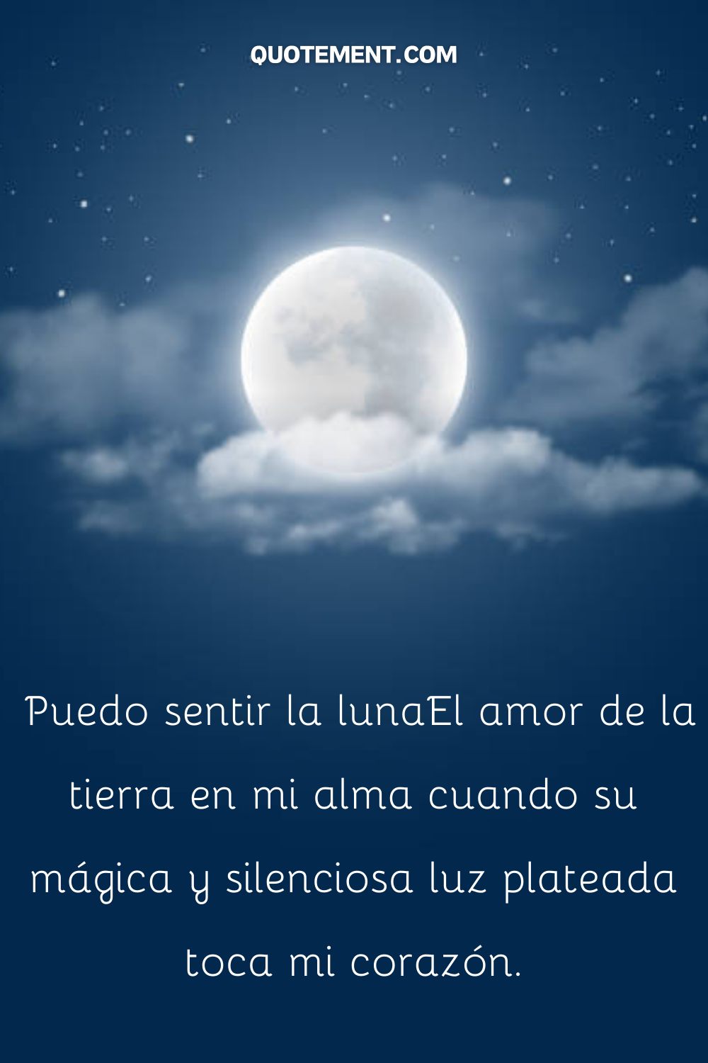 Puedo sentir el amor de la luna por la tierra en mi alma cuando su mágica y silenciosa luz plateada toca mi corazón.