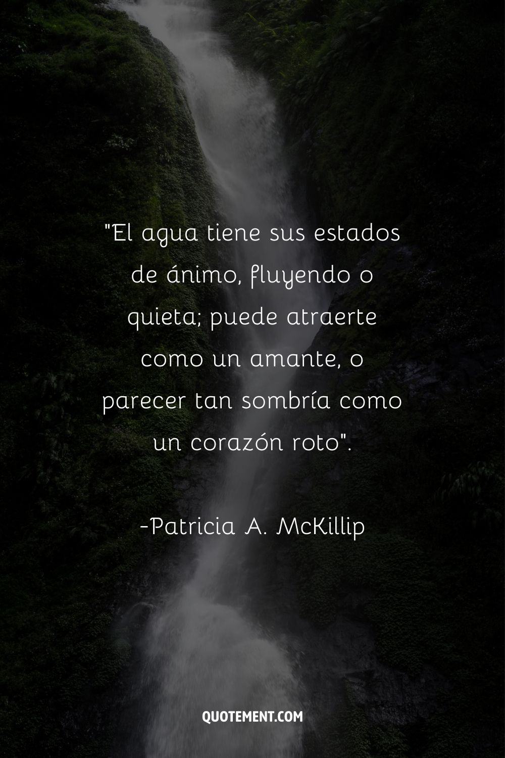 Poderosa cita sobre el agua de Patricia A. McKillip y una cascada de fondo
