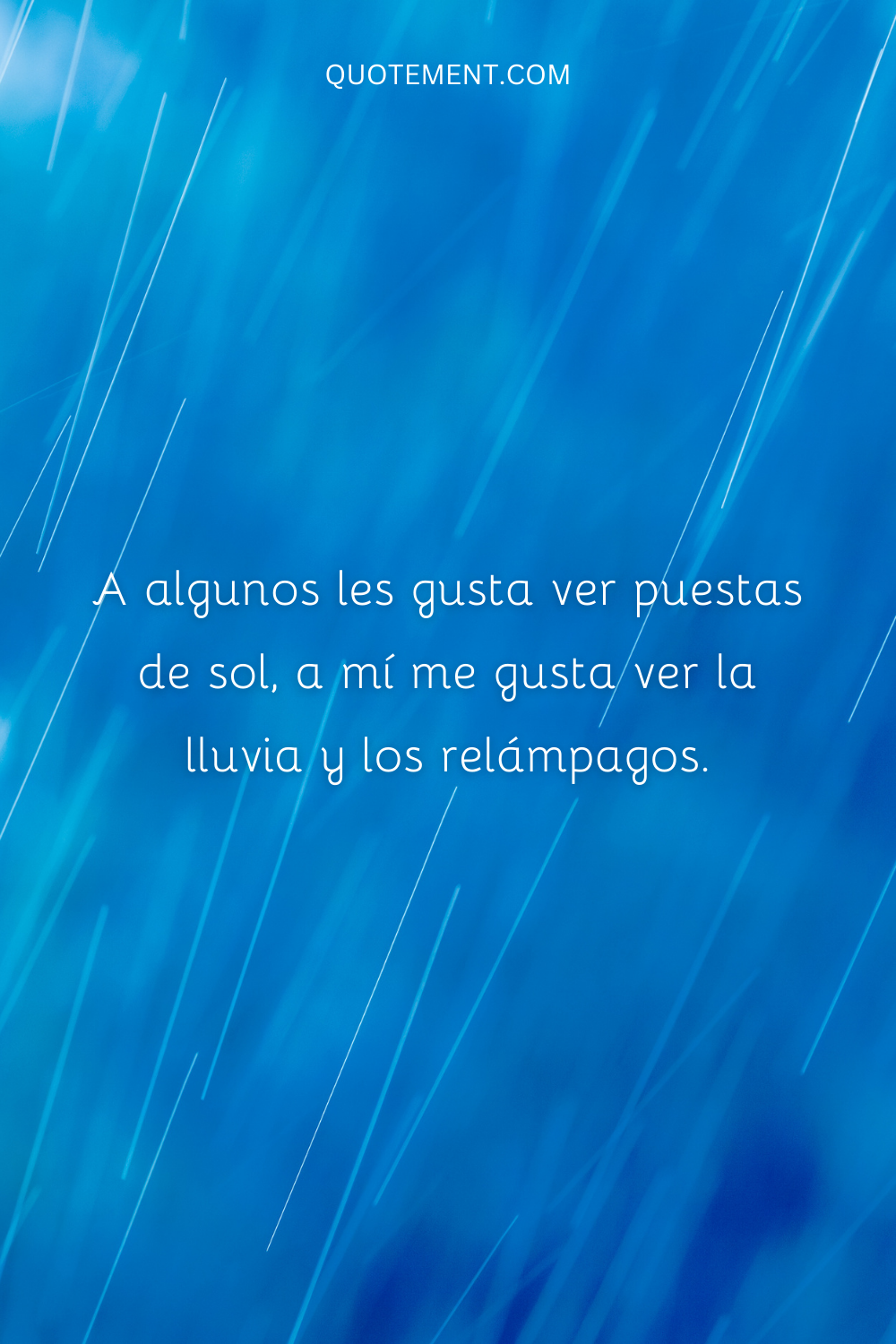 A algunas personas les gusta ver puestas de sol, a mí me gusta ver la lluvia y los relámpagos.