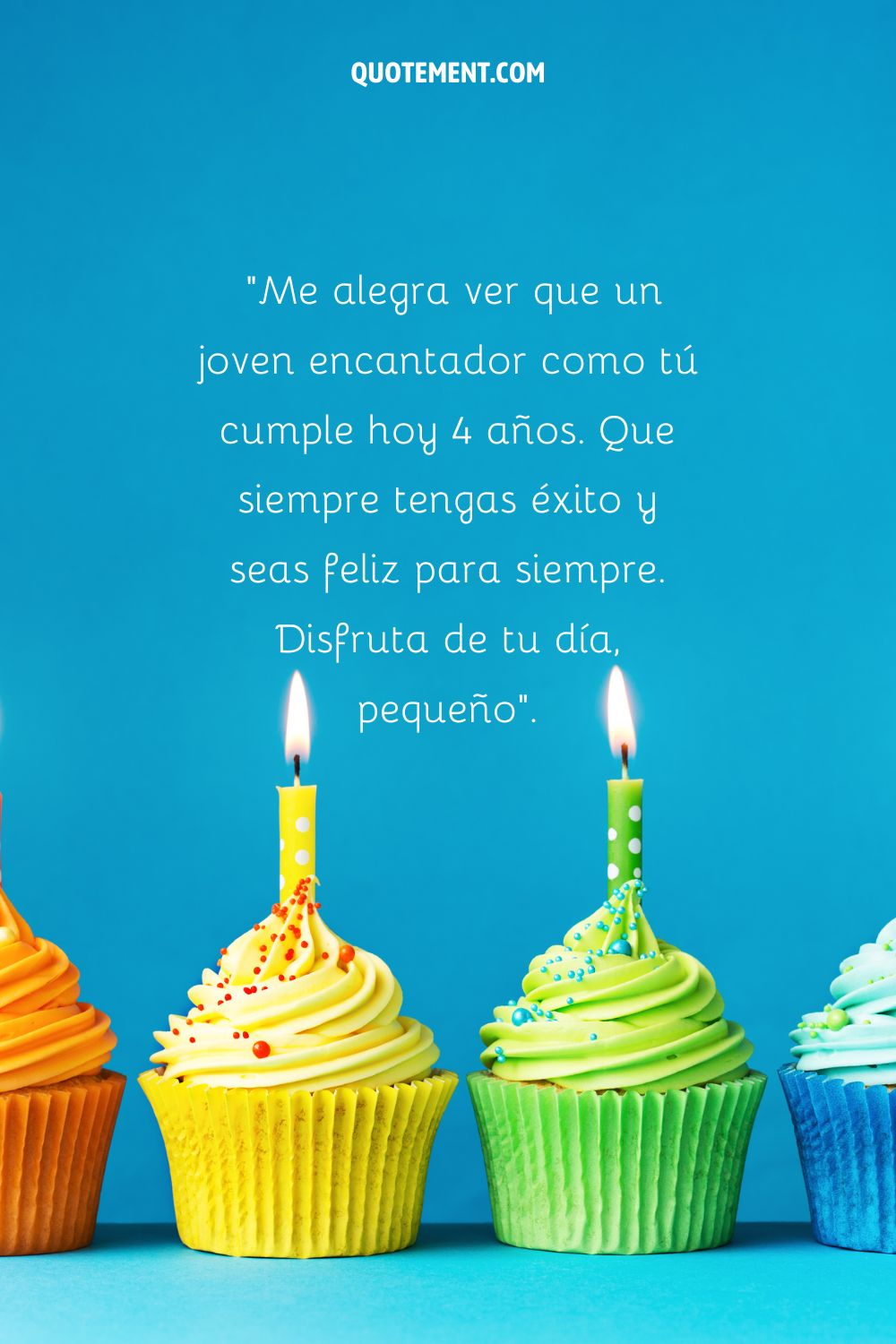 cupcake amarillo y verde con sprinkles arco iris representando imagen de feliz 4º cumpleaños