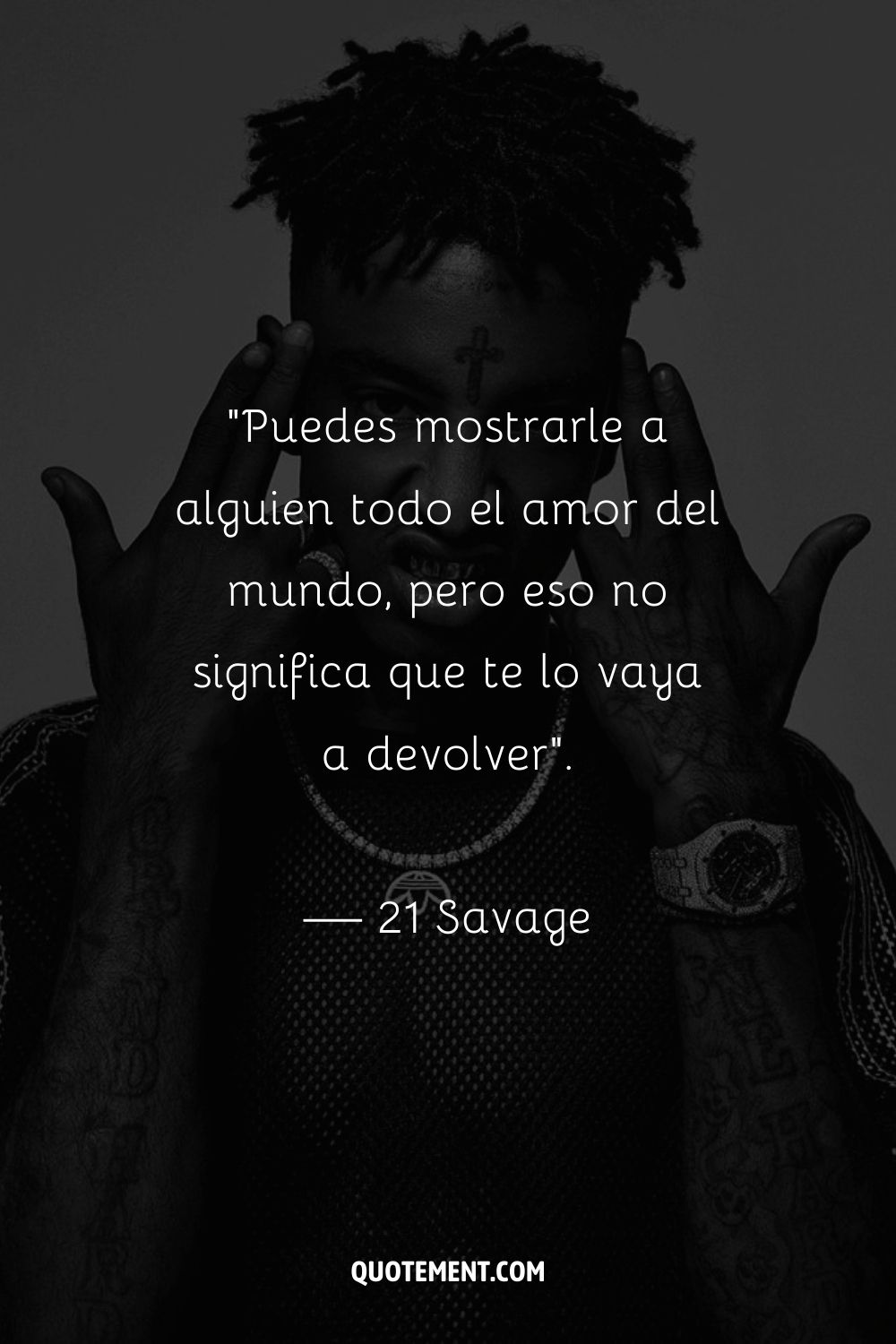 La pose segura y carismática de 21 Savage.