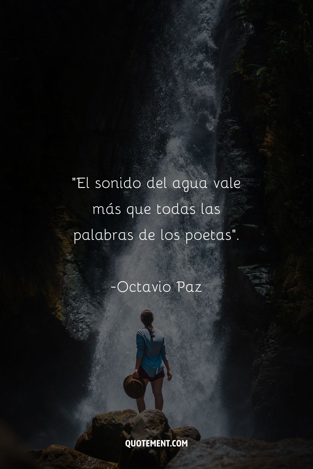 Preciosa cita de Octavio Paz sobre el sonido del agua, y una mujer junto a la cascada al fondo.