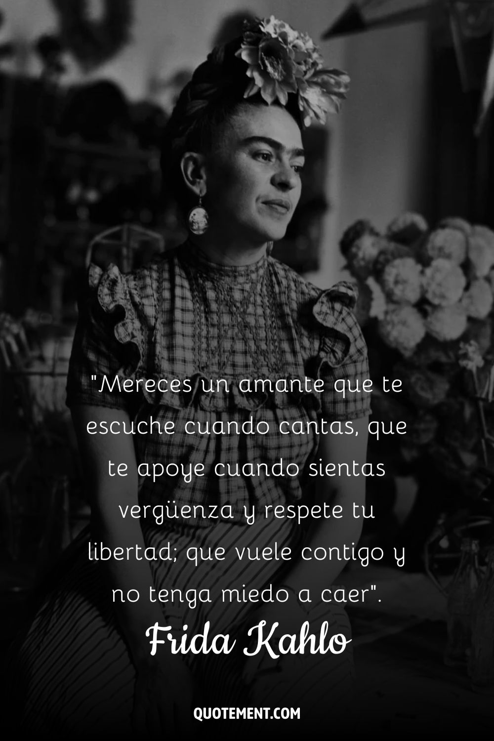 Una imagen de Frida sentada y mirando a un lado representando la mejor cita de Frida Kahlo