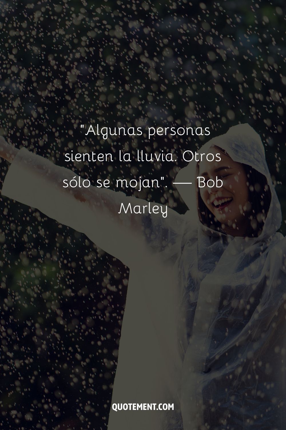 Una mujer alegre de pie bajo la lluvia con los brazos en alto representando una cita sorprendente de un día lluvioso