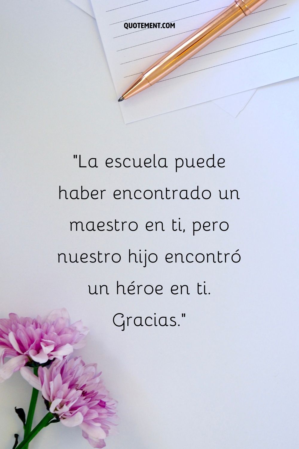 imagen de papel, bolígrafo y flores rosas que representan un mensaje de agradecimiento de los padres a los profesores