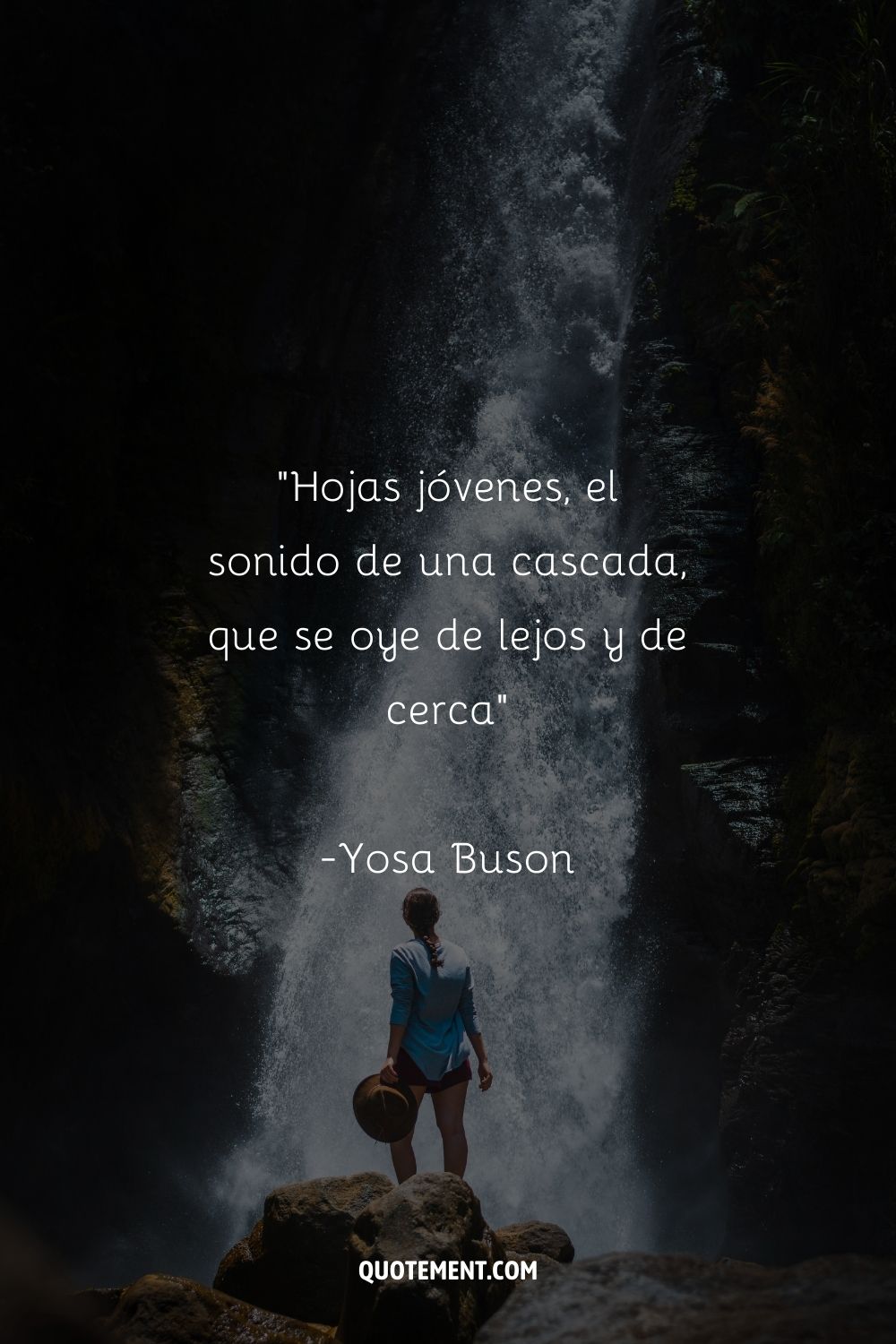 Preciosa cita de Yosa Buson y una mujer junto a la cascada de fondo
