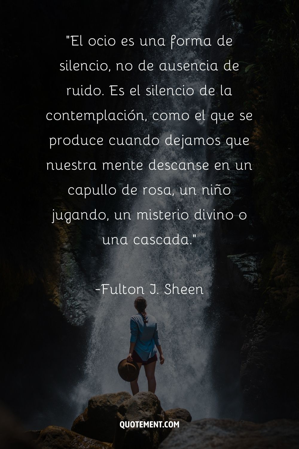 Preciosas citas de Fulton J. Sheen y una mujer junto a la cascada de fondo