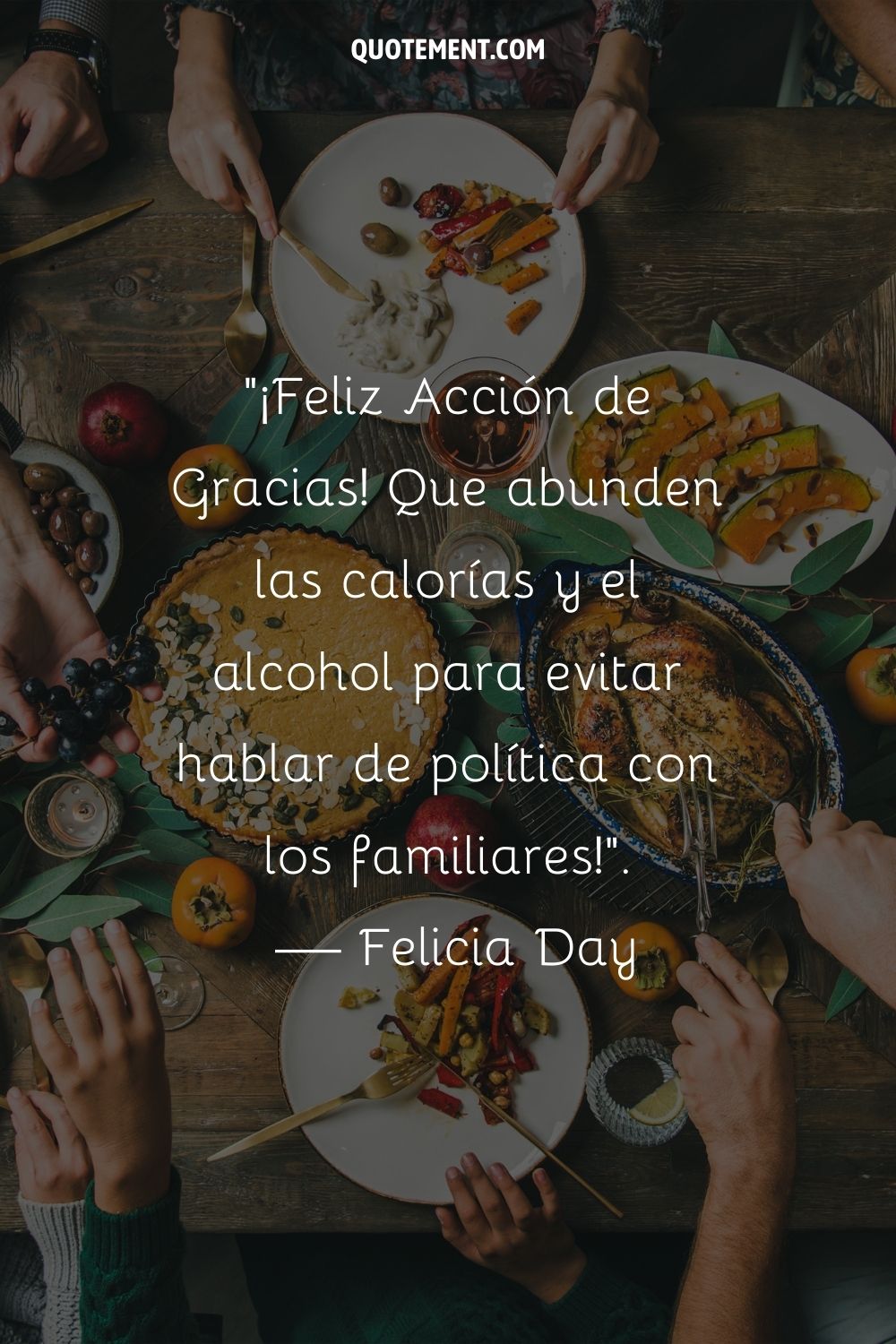 manos preparadas para disfrutar de una comida de Acción de Gracias