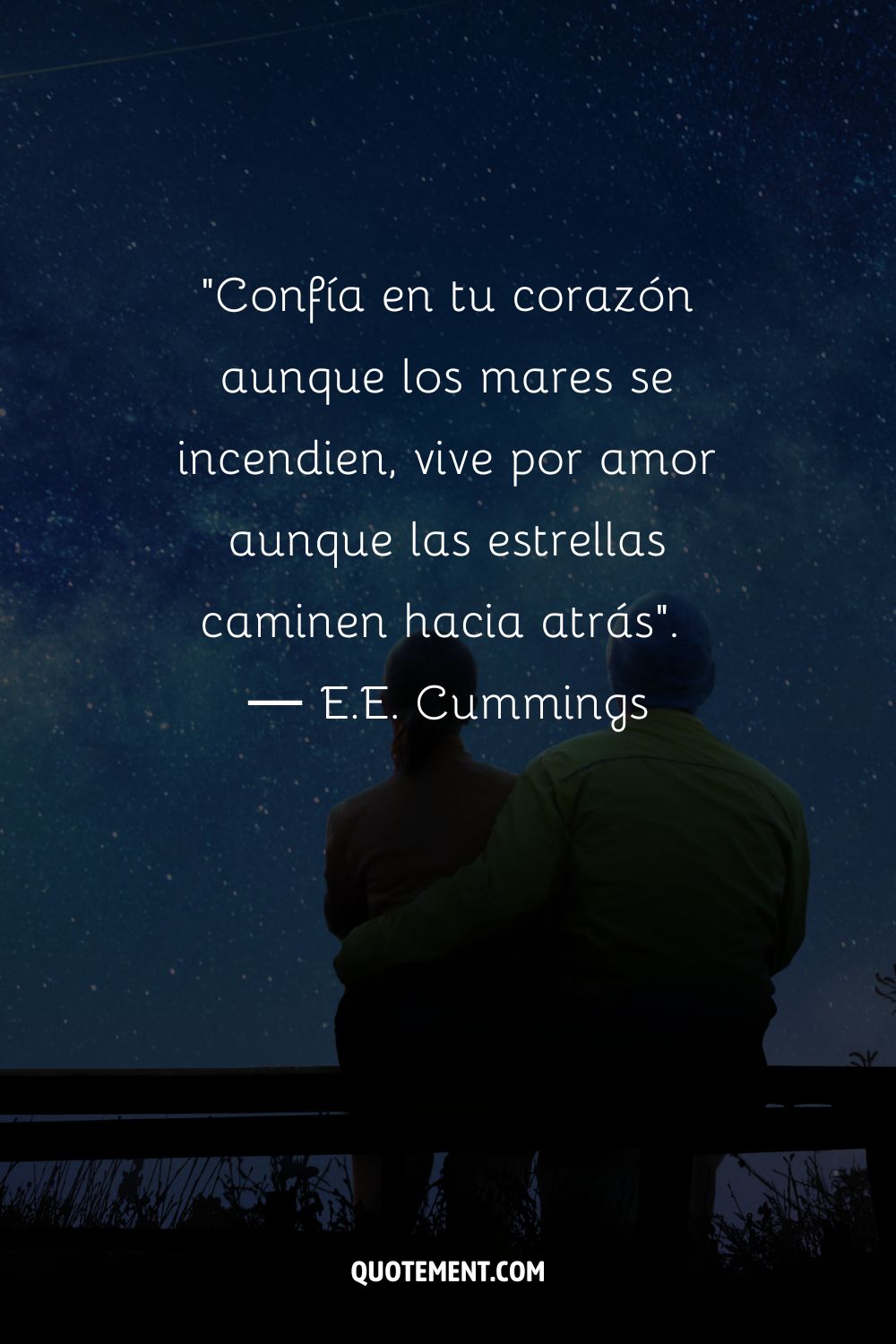 Una pareja sentada una al lado de la otra, mirando al cielo nocturno que representa una cita sobre las estrellas y el amor