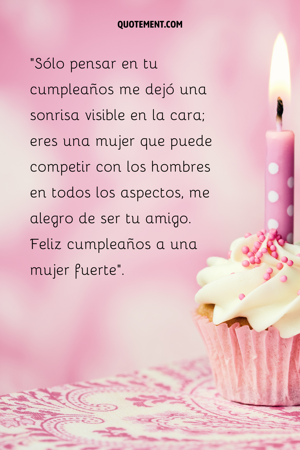 Cupcake de cumpleaños rosa y blanco con una vela encendida