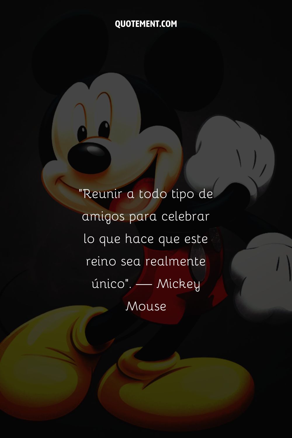 Un alegre Mickey Mouse sobre un fondo oscuro