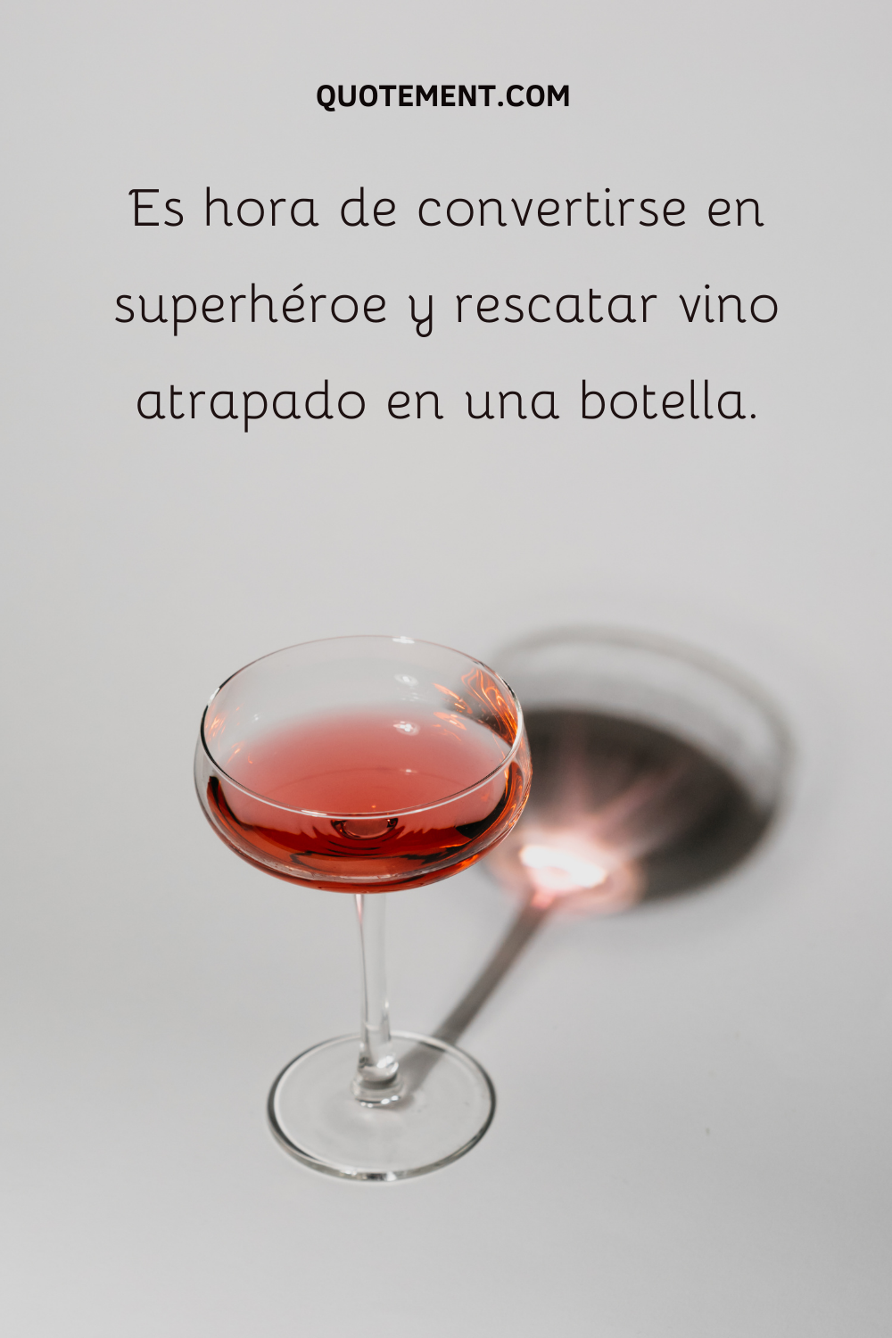 Es hora de convertirse en superhéroe y rescatar un vino atrapado en una botella