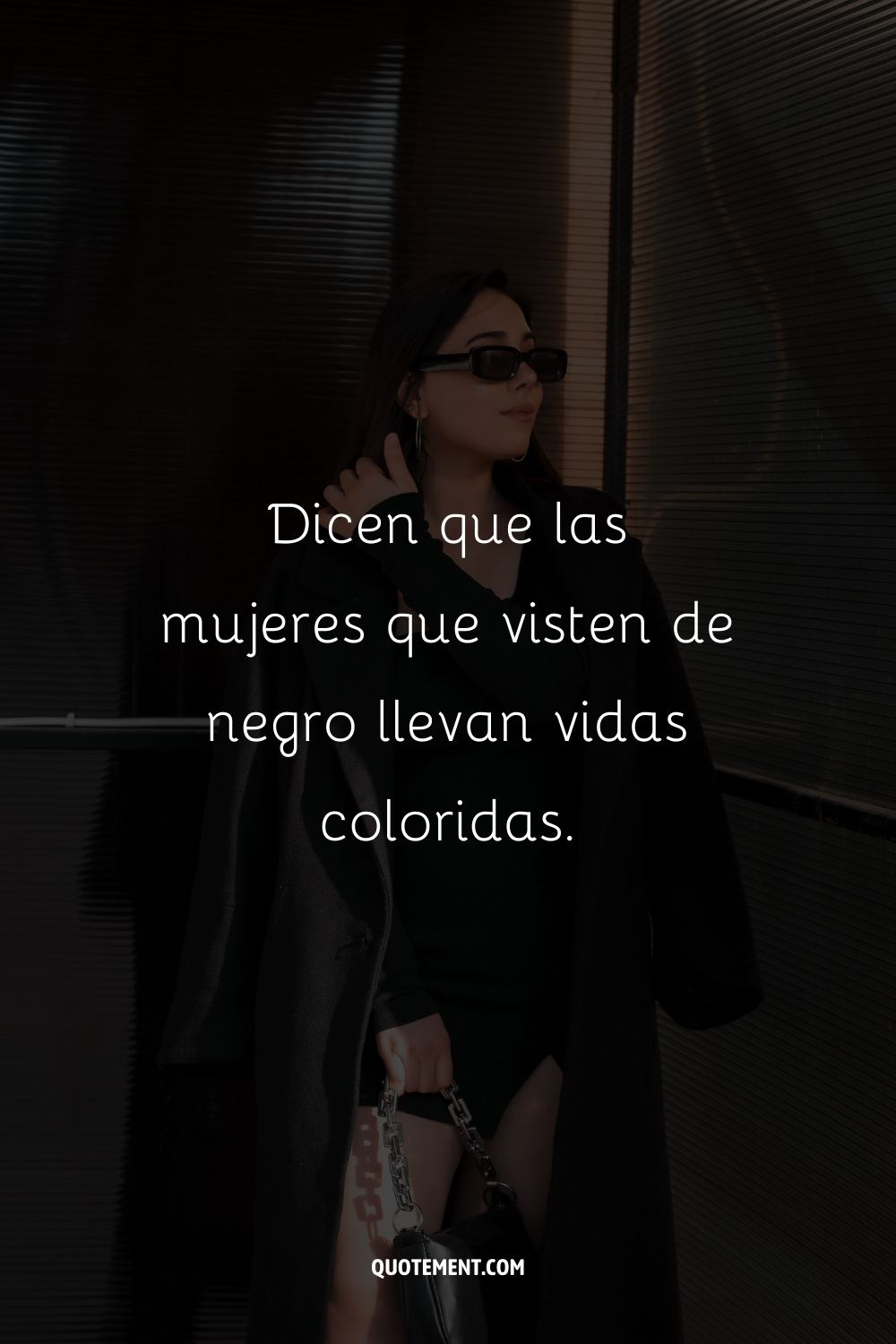 Dicen que las mujeres que visten de negro llevan vidas llenas de color.