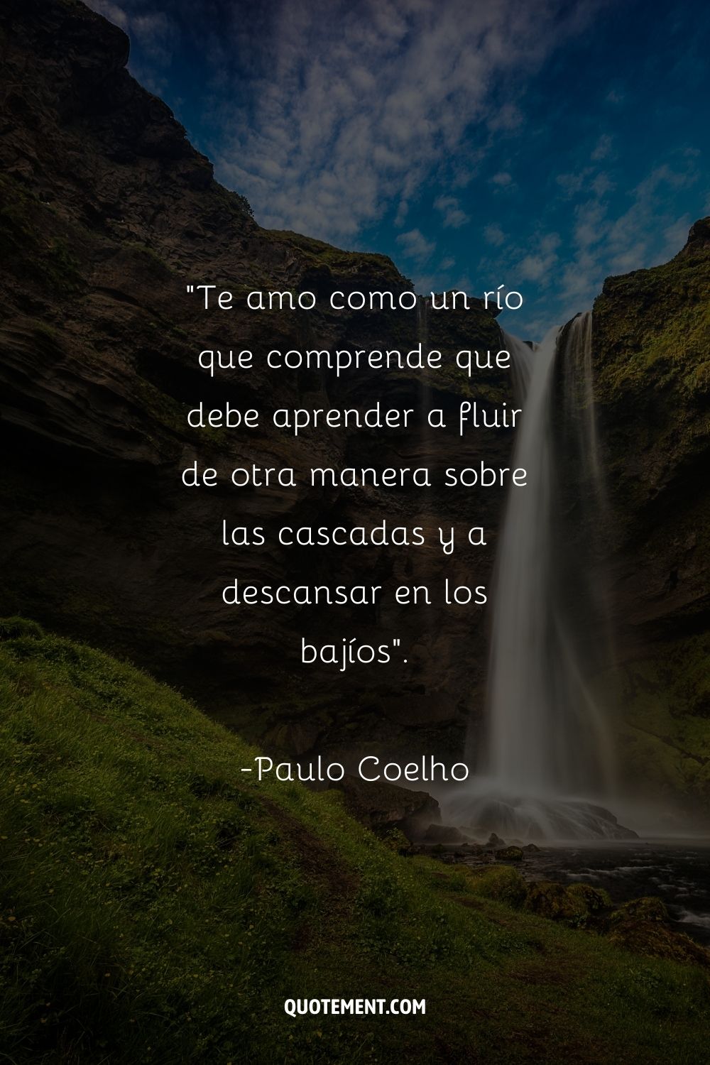 Paulo Coelho comparando su amor con un río, y una cascada al fondo, también