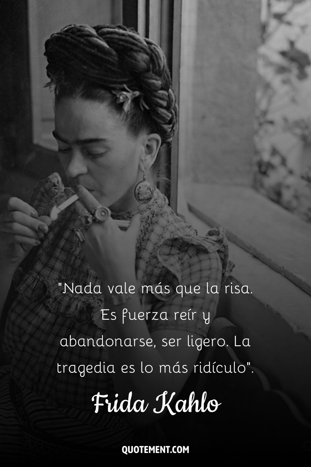 Frida Kahlo encendiendo un cigarrillo