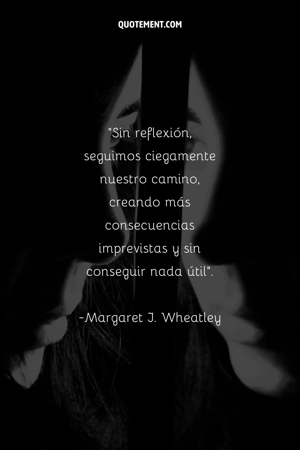 Una foto en blanco y negro del rostro de una mujer, medio velado en la oscuridad, que subraya el tema de la reflexión.