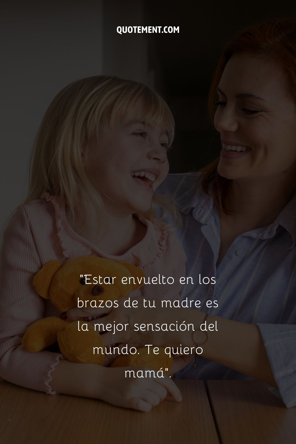 Estar envuelto en los brazos de tu madre es la mejor sensación del mundo.