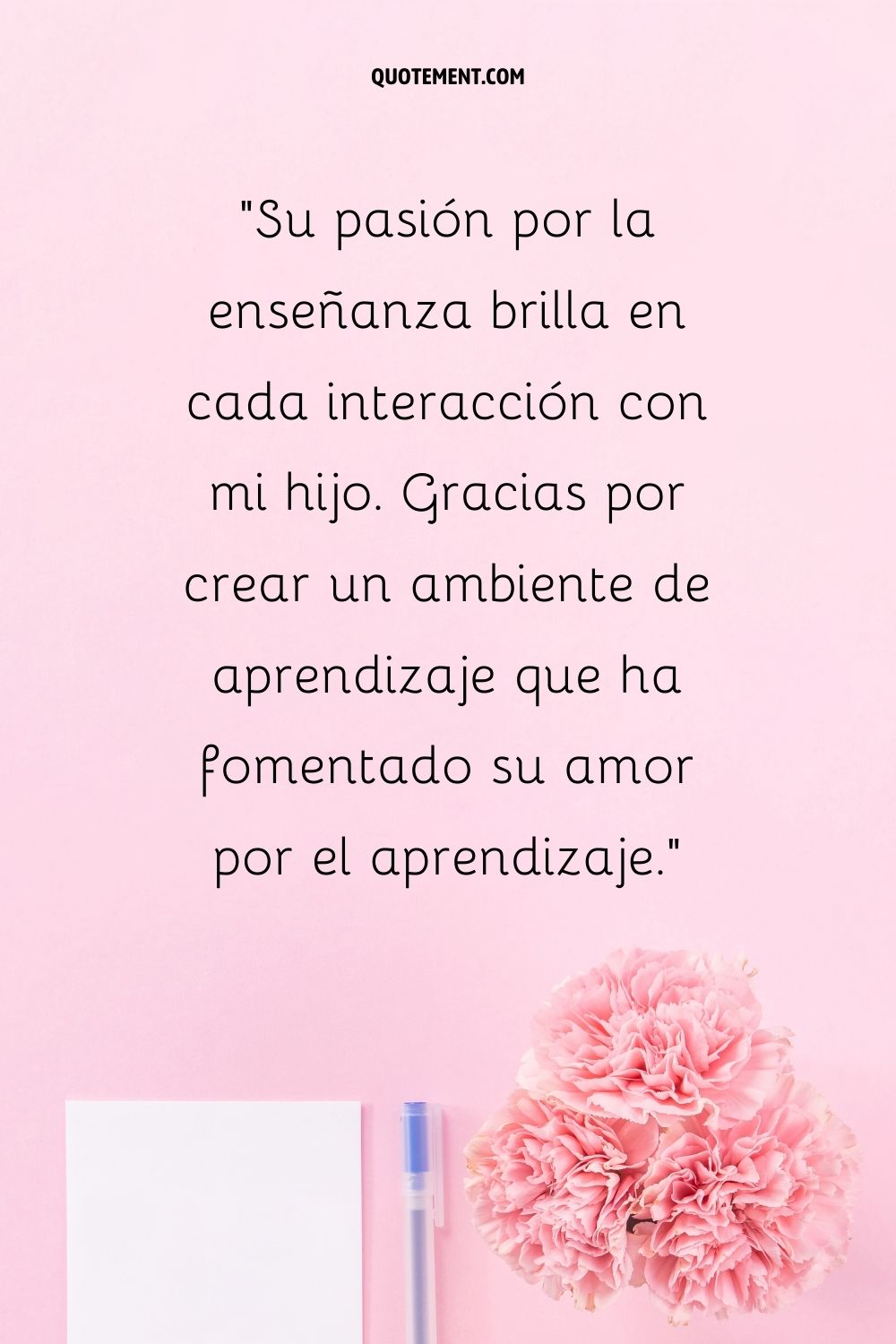 flores rosas, papel y bolígrafo representando un sincero mensaje de agradecimiento a los profesores