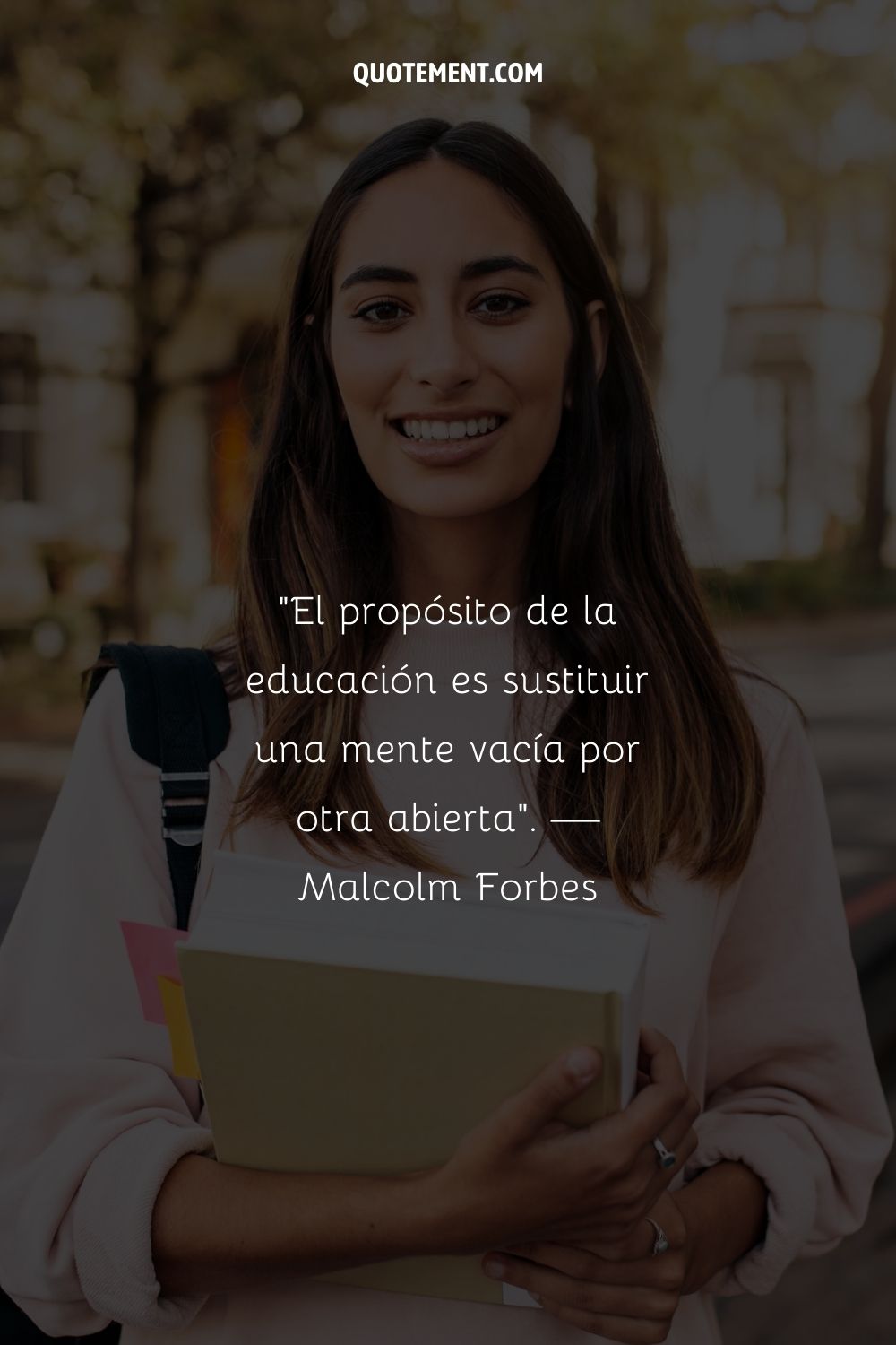 Una joven sonriente sostiene un libro que representa una cita de motivación para estudiantes de secundaria