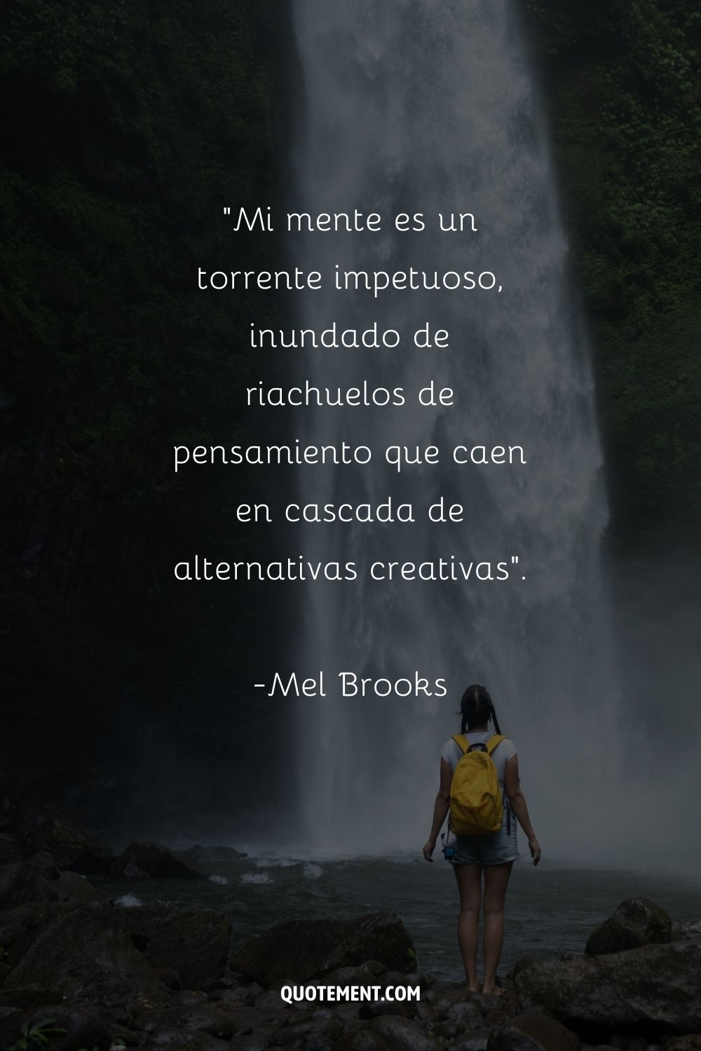 Increíble cita de Mel Brooks y una mujer junto a la cascada de fondo