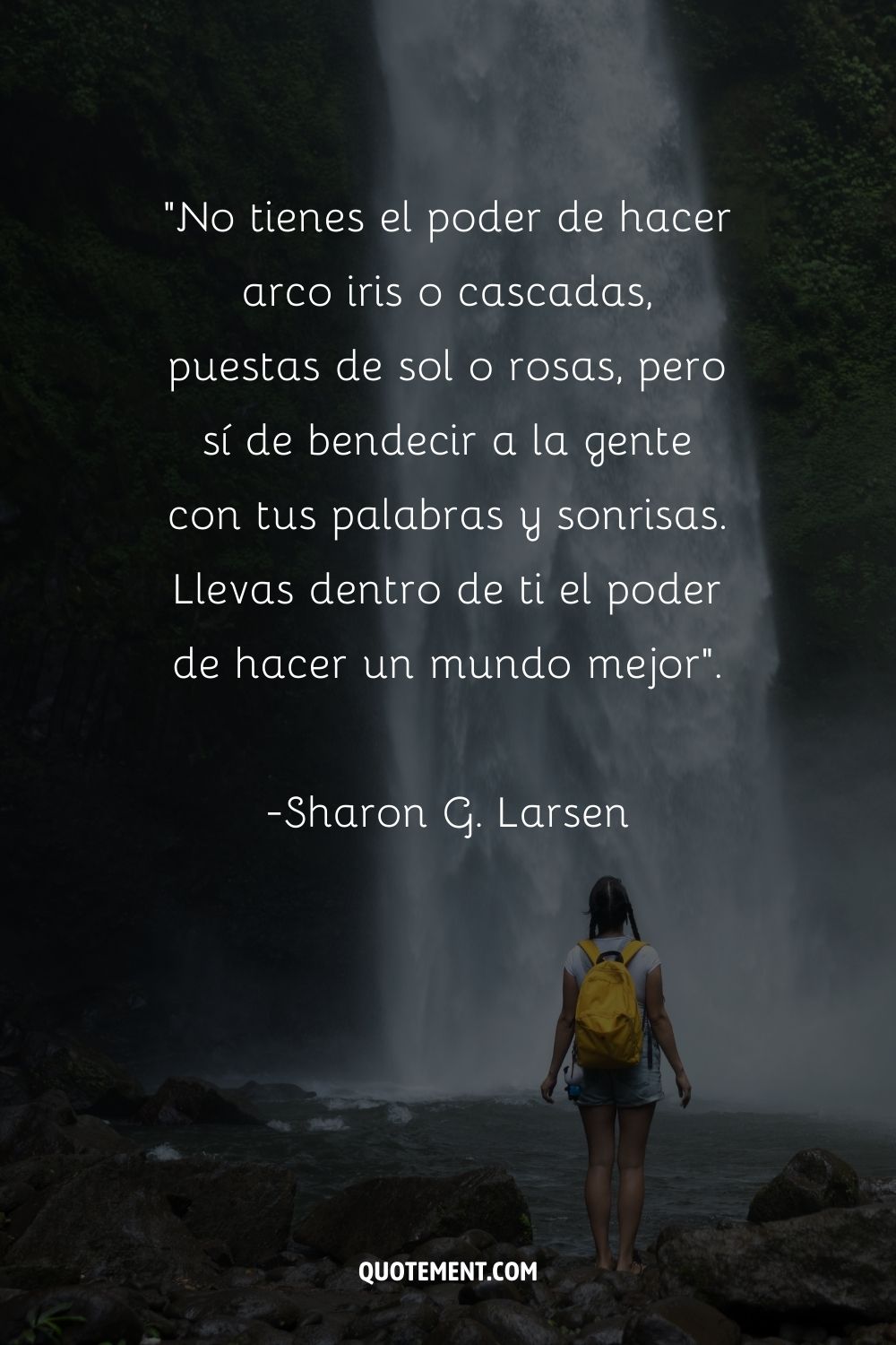 Sorprendente cita de Sharon G. Larsen y una mujer junto a la cascada en el fondo, también
