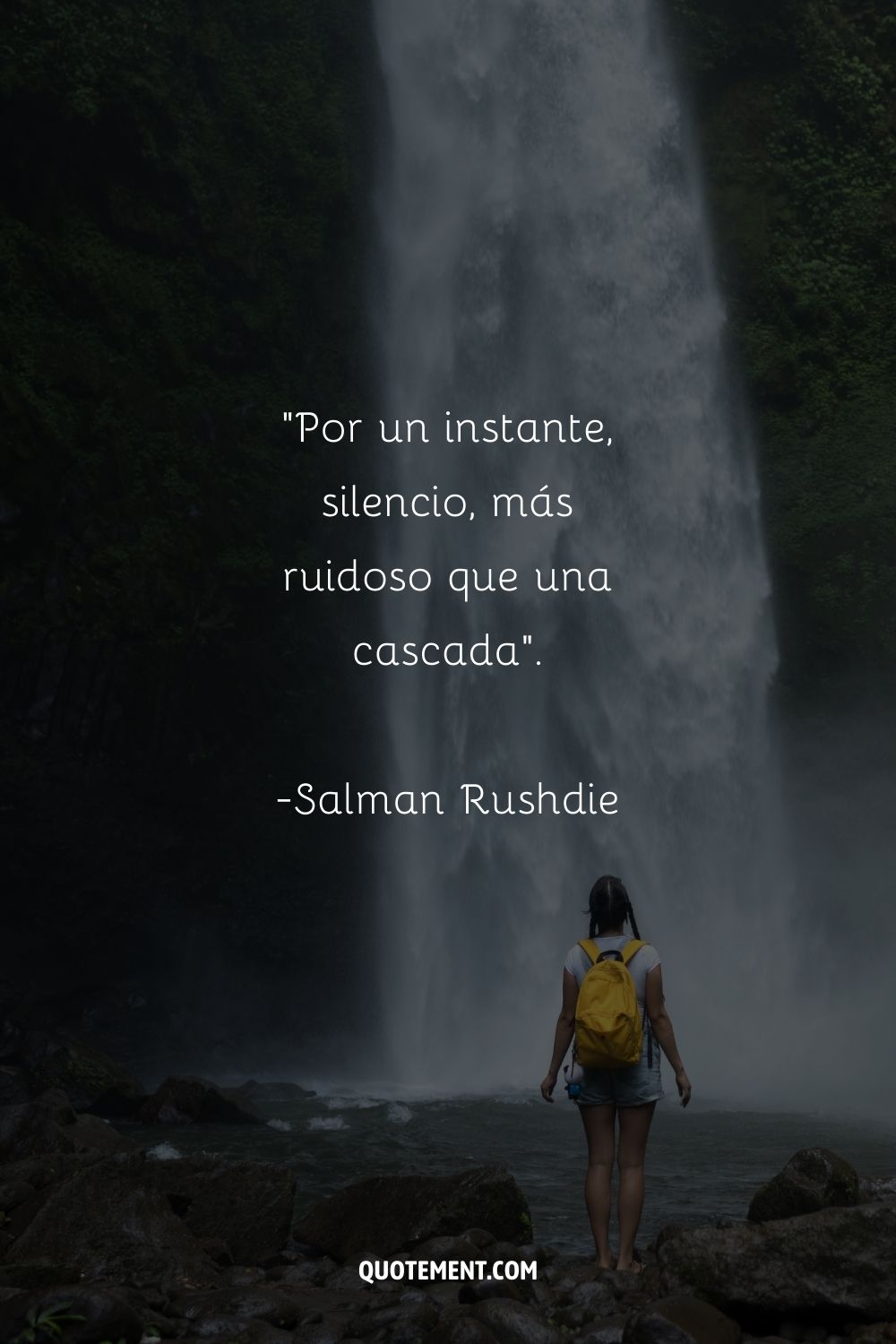 Sorprendente cita de Salman Rushdie y una mujer junto a la cascada de fondo