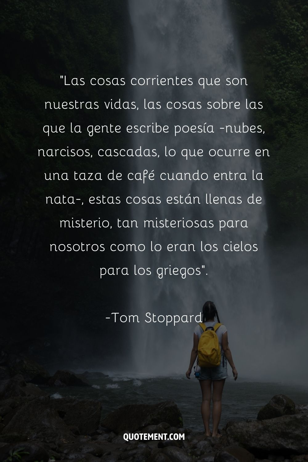 Increíble cita de Tom Stoppard y una mujer junto a la cascada en el fondo también