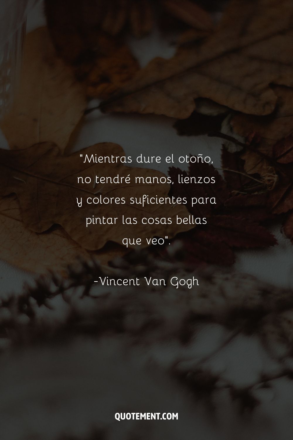 Hojas en tonos dorados que representan los colores del otoño cita.