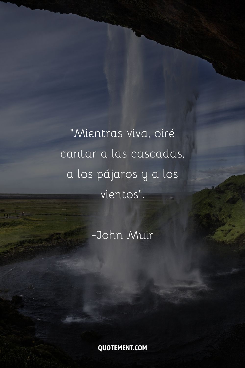 Cita inspiradora de John Muir y una cascada de fondo