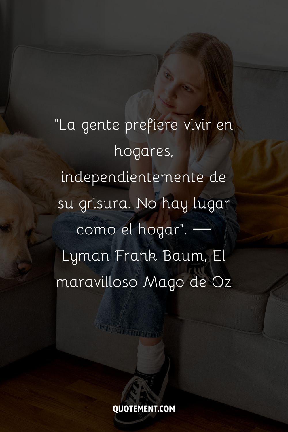 Una chica sentada en un sofá, de aspecto contemplativo, con un perro tumbado a su lado