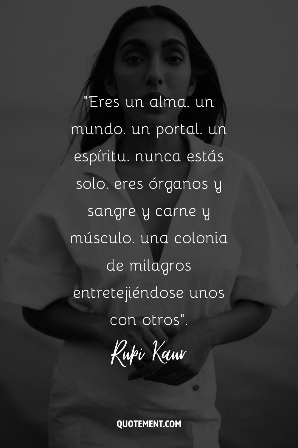 Eres un alma. un mundo. un portal. un espíritu. nunca estás solo. eres órganos y sangre y carne y músculo. una colonia de milagros entretejiéndose unos con otros.