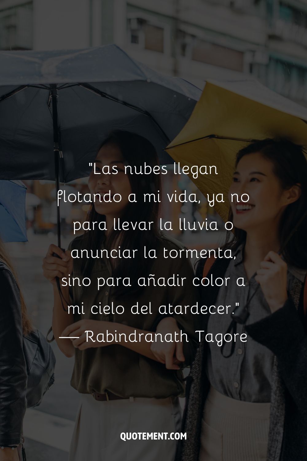Dos mujeres sonríen alegremente bajo sus paraguas en un día lluvioso