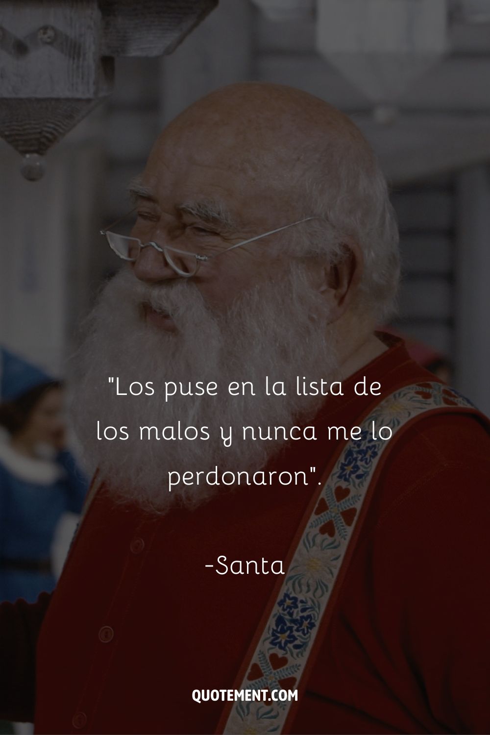 Papá Noel irradia calor y alegría navideños.