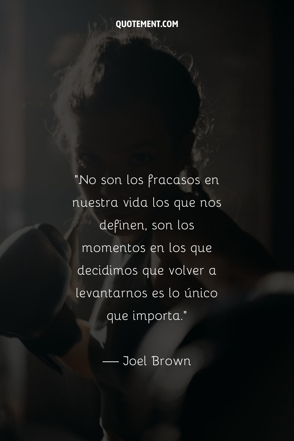 La silueta oscura de un rostro de mujer, con el pelo recogido, en una pose de boxeadora.