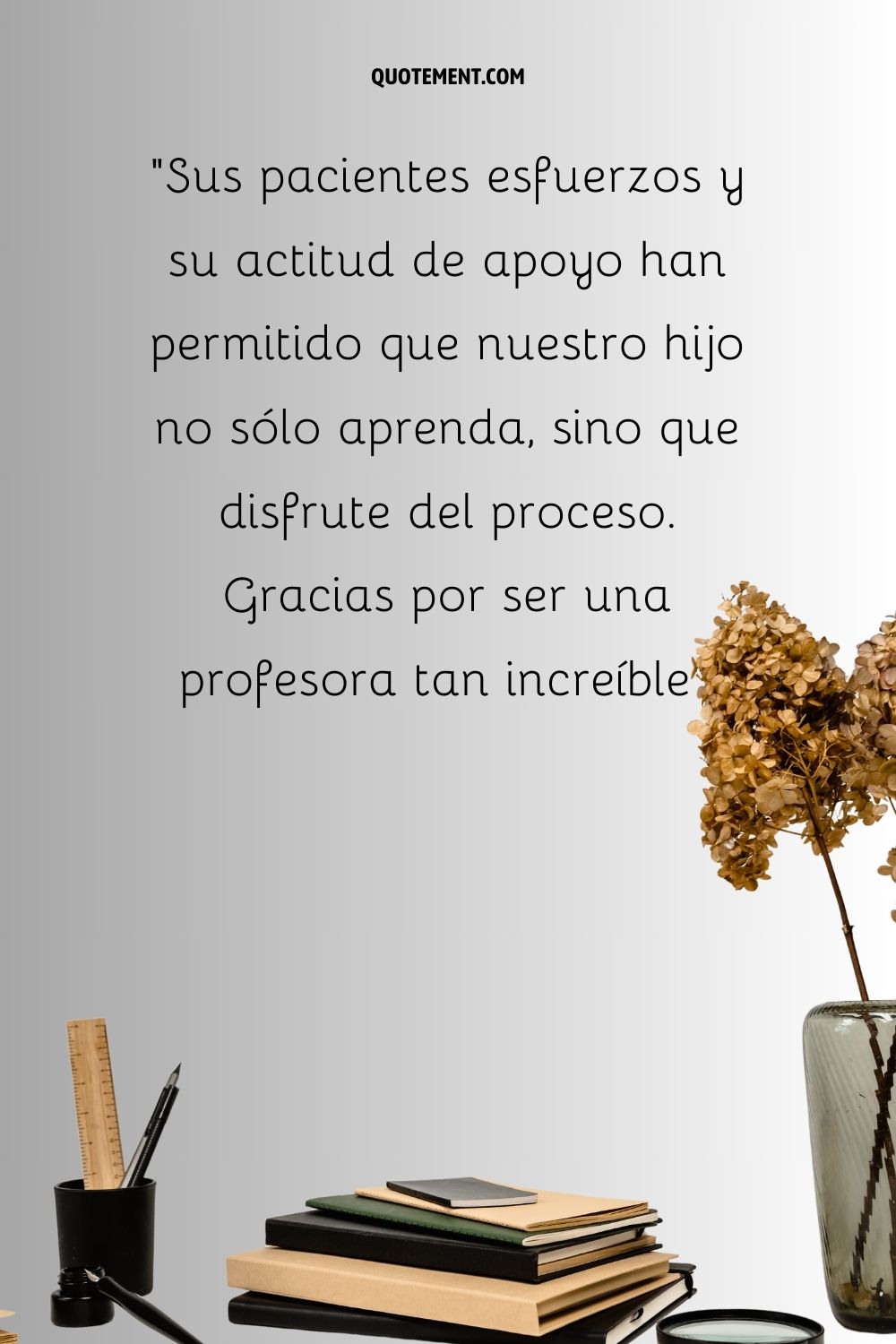 libros, bolígrafos y un jarrón de flores con palabras de agradecimiento para la tarjeta de agradecimiento a los profesores