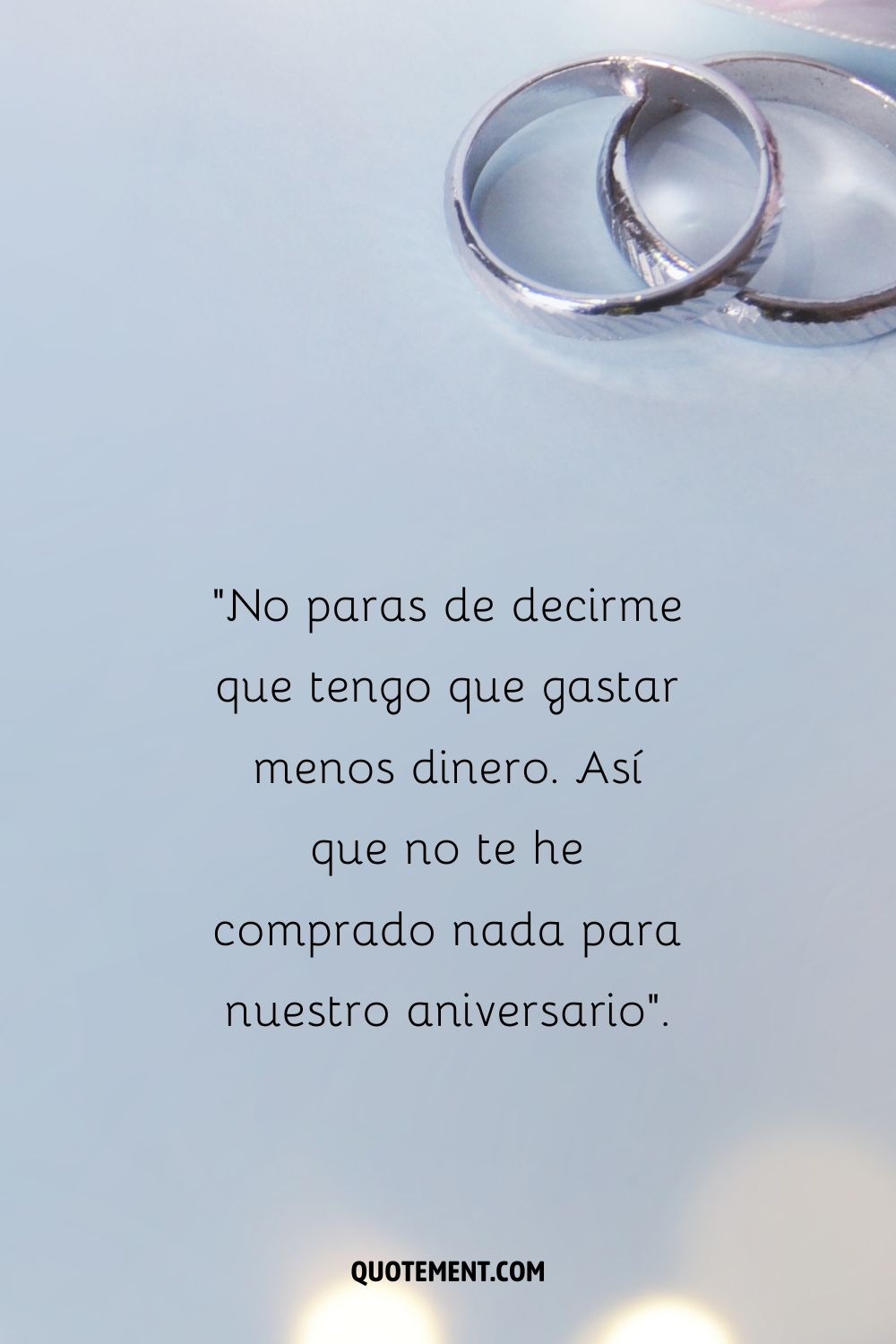 alianzas de plata sobre un sereno fondo azul