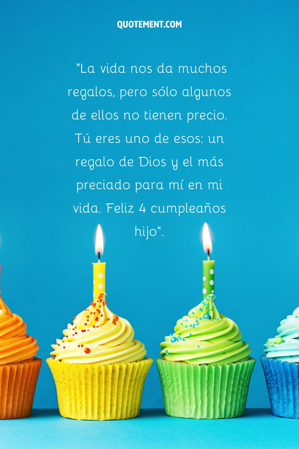 cupcakes de colores que representan el feliz 4º cumpleaños de tu hijo