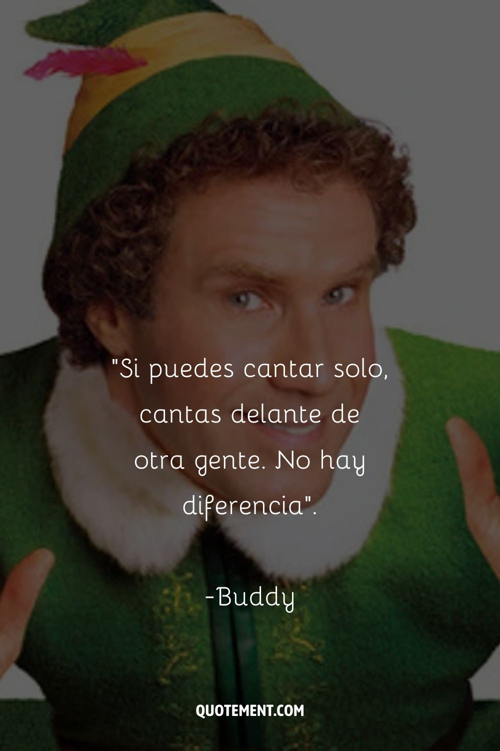 La sonrisa navideña de Buddy representando una cita sobre el canto.