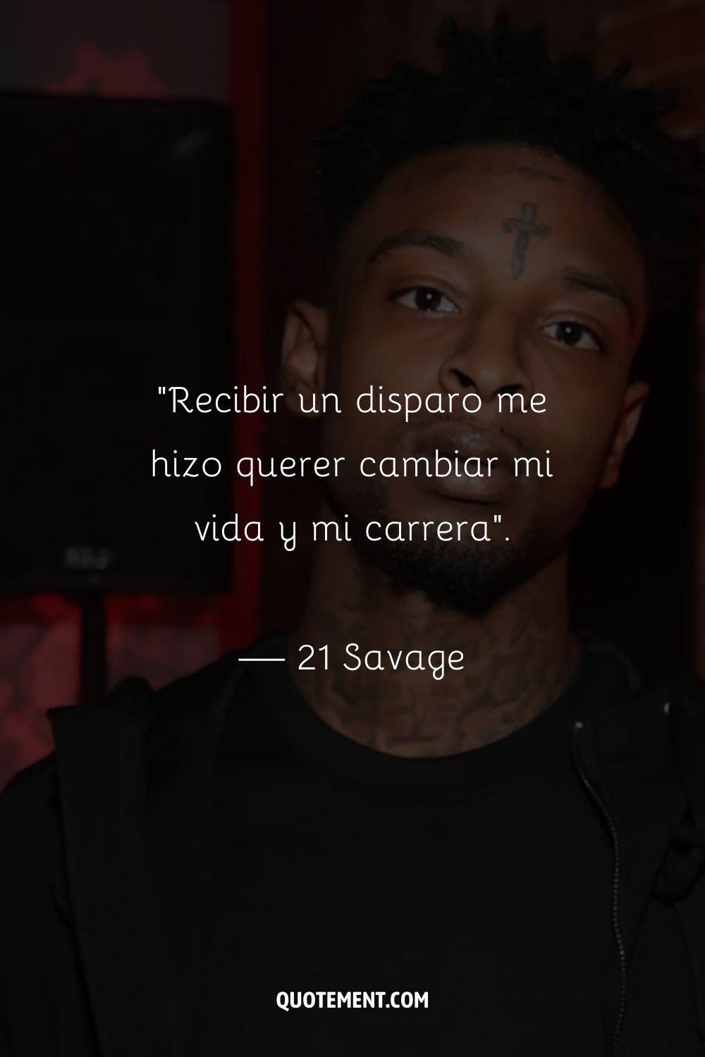 La sensación musical 21 Savage con un carisma cautivador.