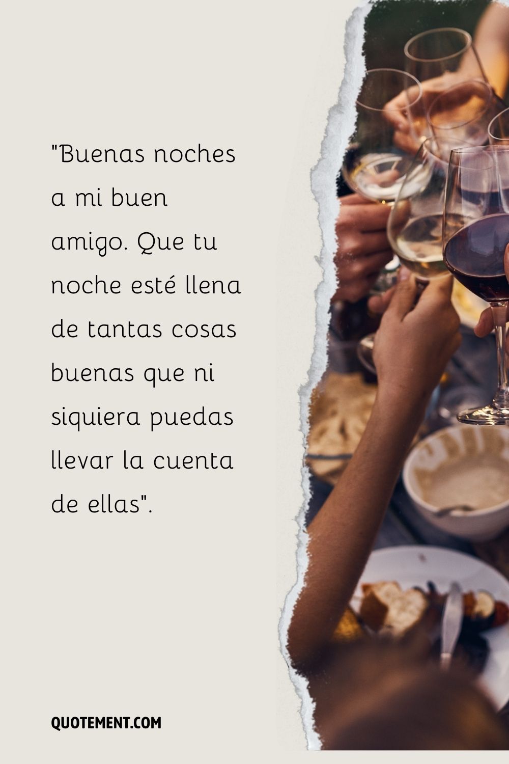Un grupo de personas chocando copas de vino sobre una mesa de comedor representa el mejor mensaje de buenas noches para los amigos