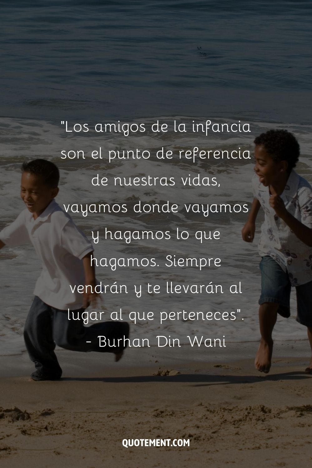 dos niños sonrientes esprintando por la orilla arenosa que representan la cita de los mejores amigos de la infancia