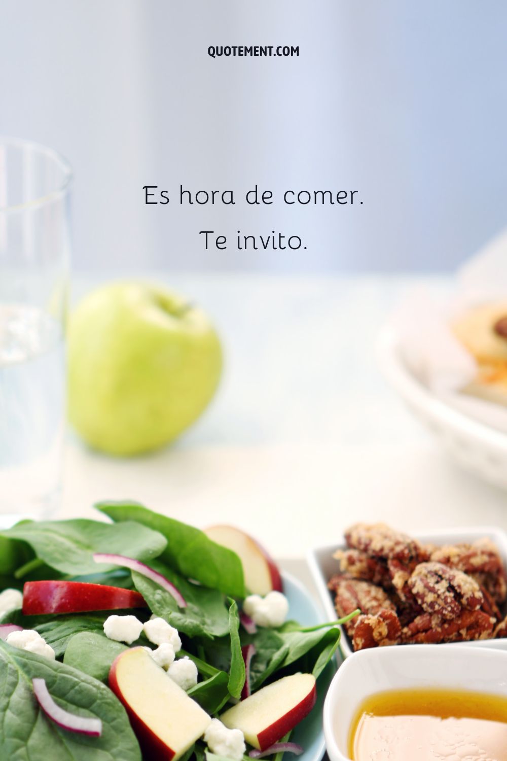 Es hora de comer. Voy a comer contigo.