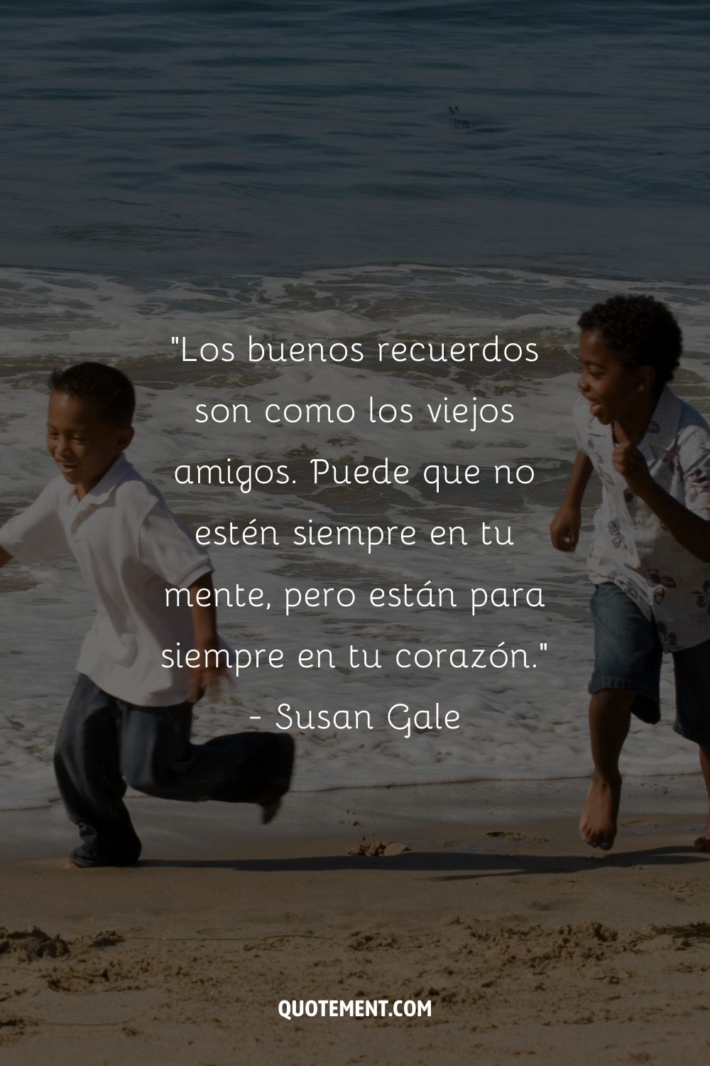 dos niños felices corriendo por la arena de la playa representando una bonita cita de viejos amigos