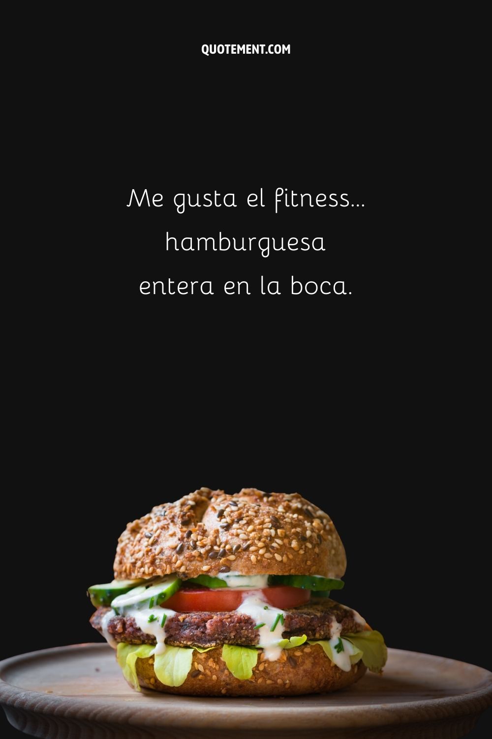 Me gusta el fitness... hamburguesa entera en la boca.