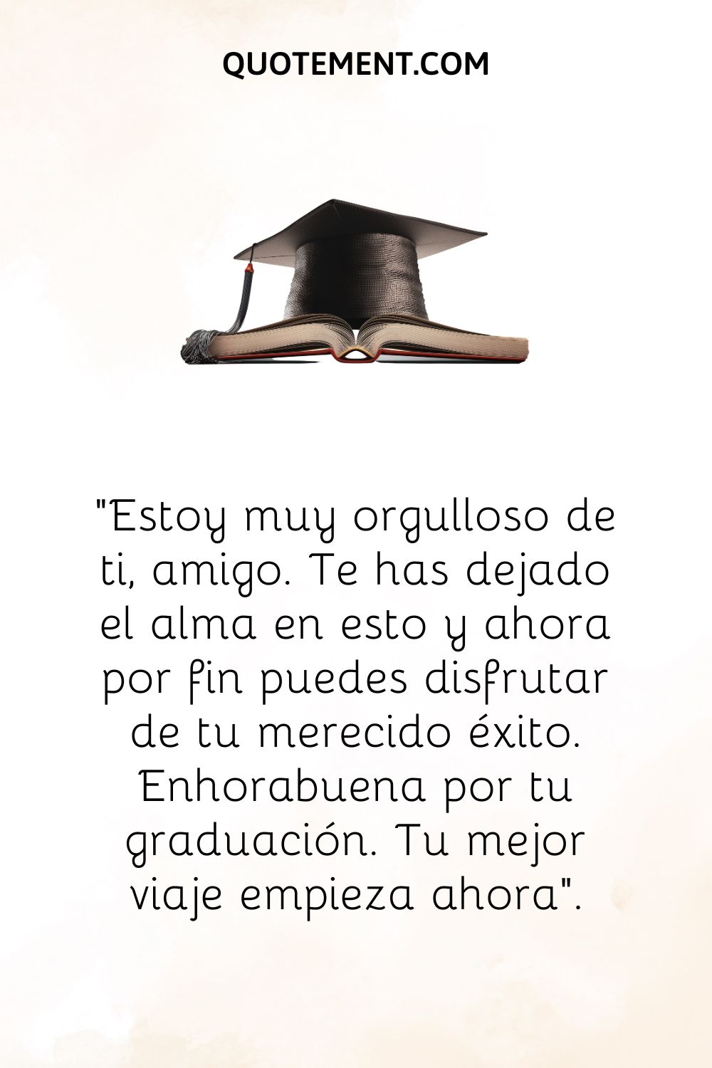 Cálido deseo de feliz graduación y sombrero de graduación en libro.