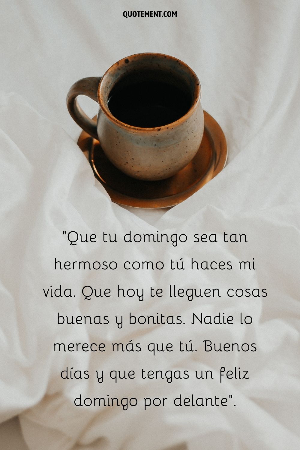 una taza de café marrón sobre las sábanas que representa good morning happy sunday quote