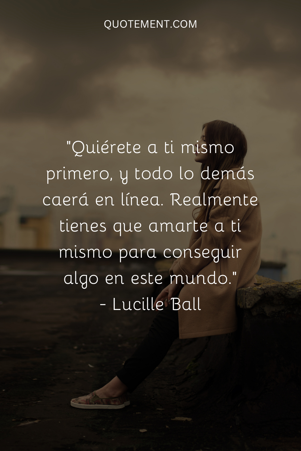 Quiérete a ti mismo primero, y todo lo demás vendrá rodado. Tienes que amarte a ti mismo para conseguir algo en este mundo. - Lucille Ball