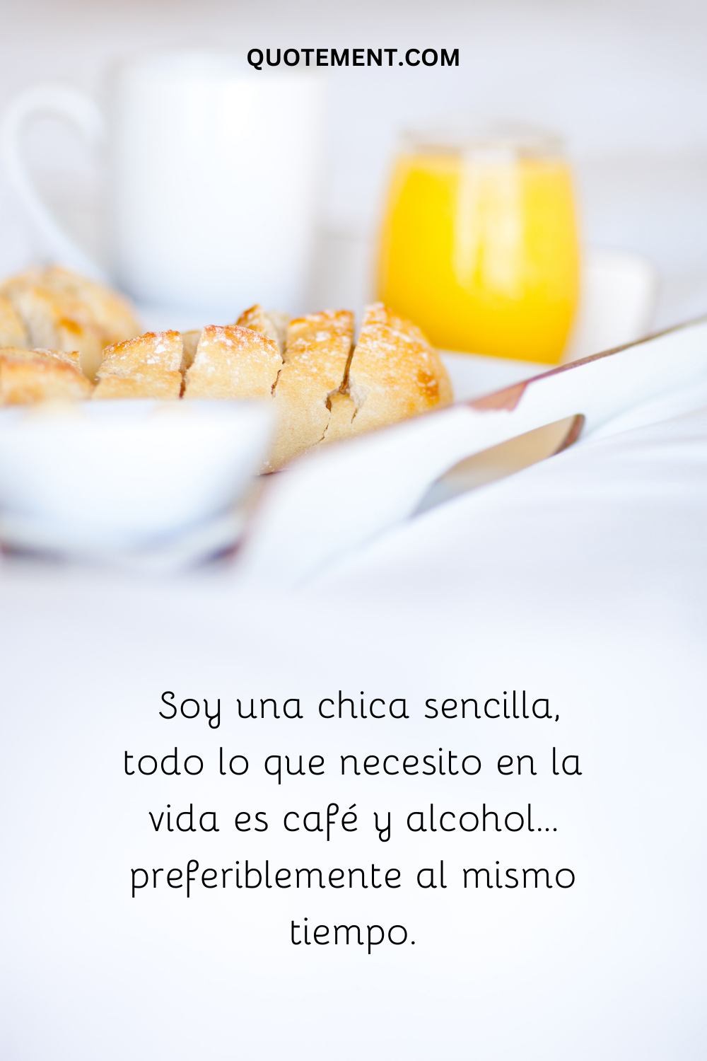 Soy una chica sencilla, lo único que necesito en la vida es café y alcohol... preferiblemente al mismo tiempo.