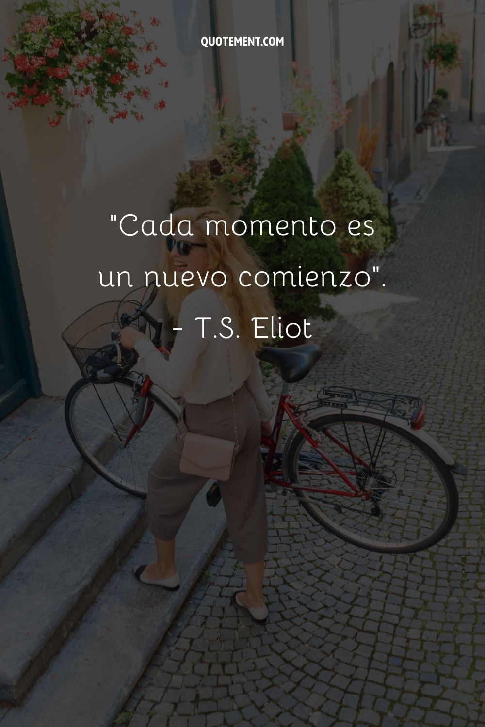 Un ciclista chic rueda por las calles de la ciudad.